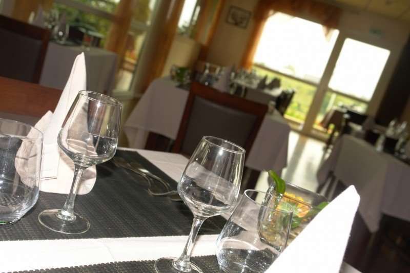סן-סטורנה Brit Hotel Les Evens מסעדה תמונה